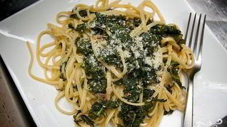 Паста с тушеной капустой кале