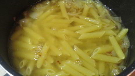 паста в луковой подливке