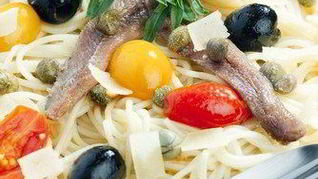 Спагетти с анчоусами, петрушкой, оливками и каперсами