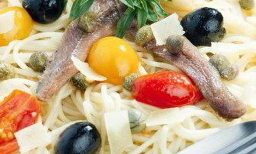Рецепт спагетти с анчоусами, петрушкой, оливками и каперсами