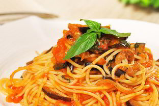 Спагетти с баклажанами в томатном соусе