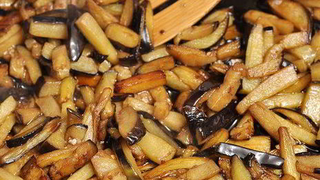 спагетти с баклажанами в томатном соусе