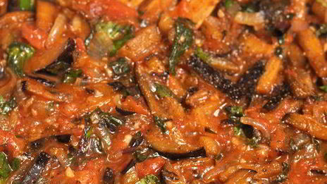 спагетти с баклажанами в томатном соусе