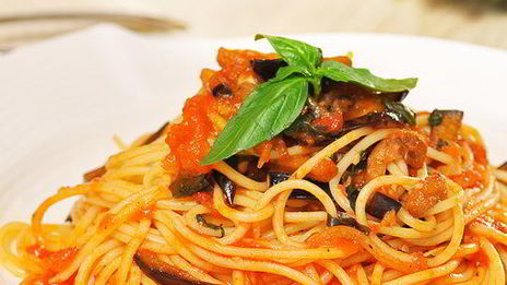 спагетти с баклажанами в томатном соусе