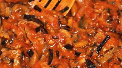 спагетти с баклажанами в томатном соусе