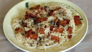 Спагетти с беконом и чесноком