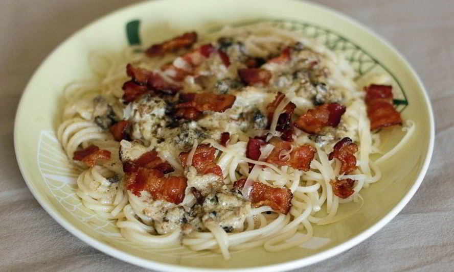 Рецепт спагетти с беконом и чесноком
