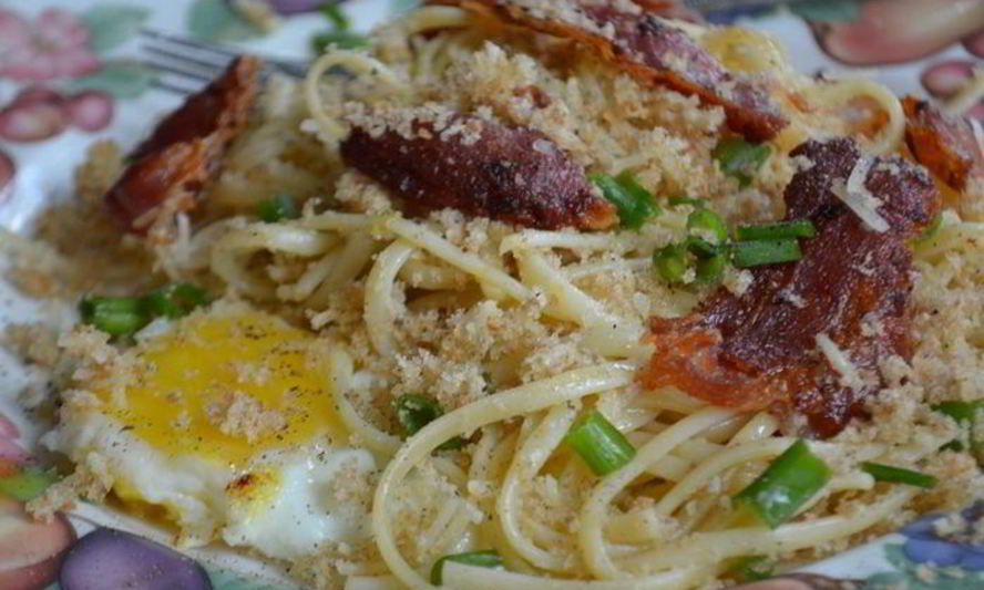 Рецепт спагетти с беконом и яйцом