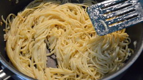 спагетти с беконом и яйцом