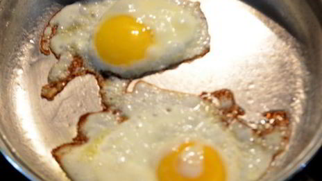 спагетти с беконом и яйцом