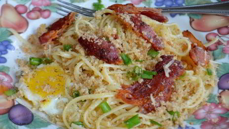 спагетти с беконом и яйцом
