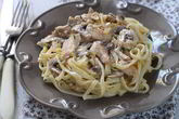 Спагетти с курицей и грибами в сливочном соусе