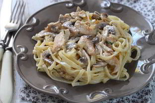 Спагетти с курицей и грибами в сливочном соусе