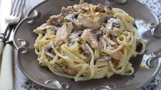 Спагетти с курицей и грибами в сливочном соусе