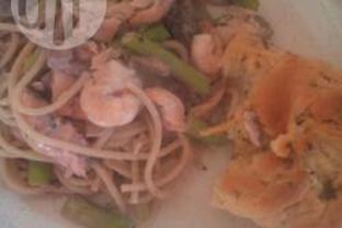 Спагетти с лососем и креветками