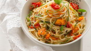 Спагетти с помидорами и лапшой из цуккини