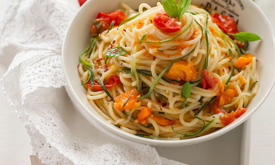 Рецепт спагетти с помидорами и лапшой из цуккини
