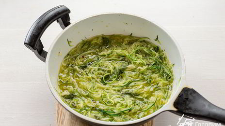 спагетти с помидорами и лапшой из цуккини