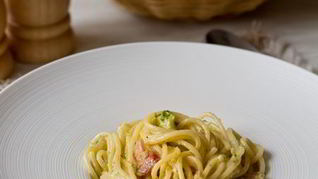 Спагетти со сливками, брокколи и беконом