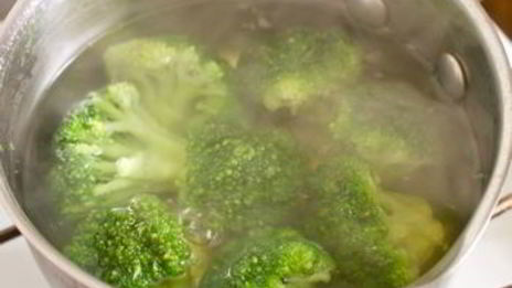 спагетти со сливками, брокколи и беконом