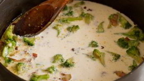 спагетти со сливками, брокколи и беконом