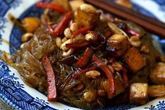 Жаренная лапша с тофу и овощами