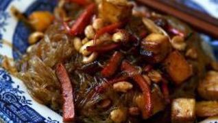 Жаренная лапша с тофу и овощами