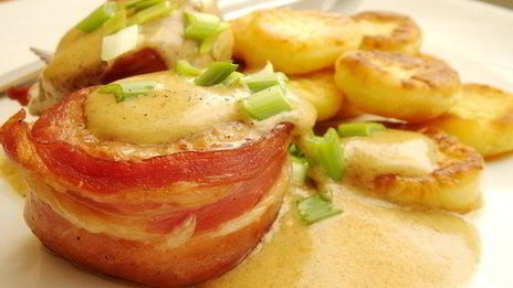 медальоны из свиной вырезки и картофельные ньокки под сливочно-горчичным соусом