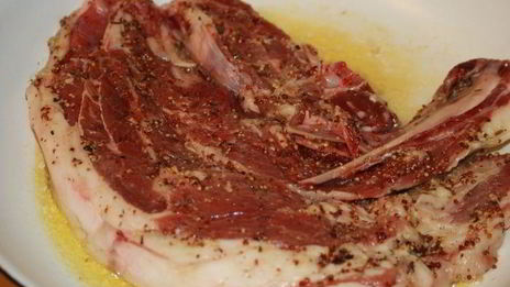 баранина на кости в маринаде из французской горчицы