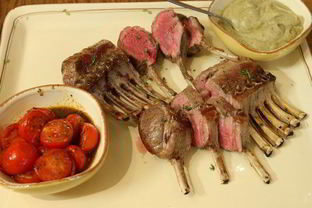 Бараньи ребрышки с баклажанным пюре и помидорами