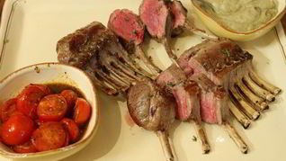 Бараньи ребрышки с баклажанным пюре и помидорами