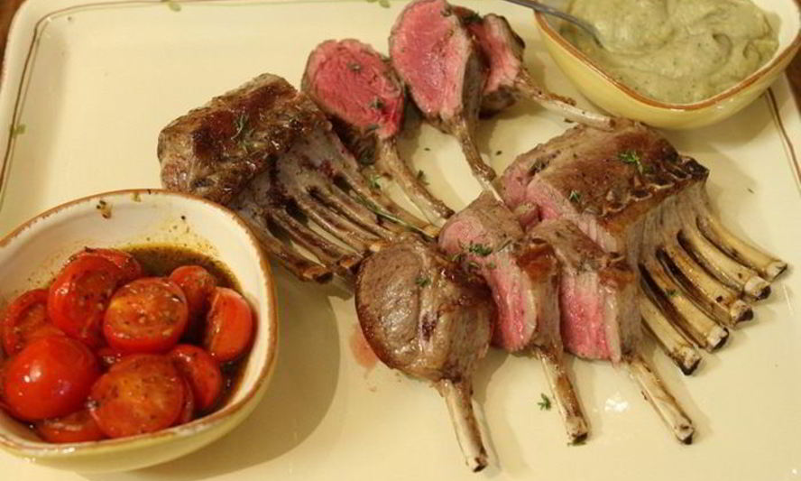 Рецепт бараньих ребрышек с баклажанным пюре и помидорами