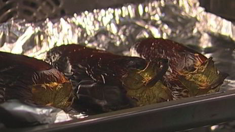 бараньи ребрышки с баклажанным пюре и помидорами