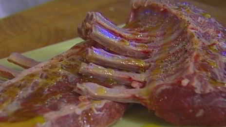 бараньи ребрышки с баклажанным пюре и помидорами