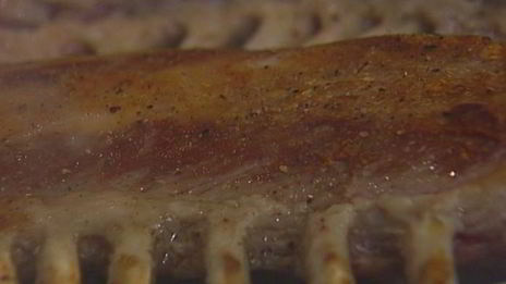 бараньи ребрышки с баклажанным пюре и помидорами