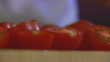 бараньи ребрышки с баклажанным пюре и помидорами