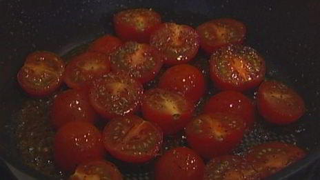 бараньи ребрышки с баклажанным пюре и помидорами