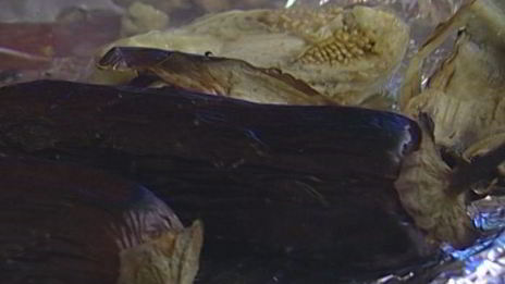 бараньи ребрышки с баклажанным пюре и помидорами