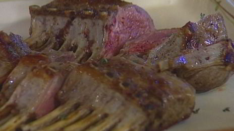 бараньи ребрышки с баклажанным пюре и помидорами