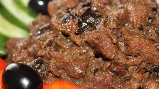 Говядина, тушенная с черносливом