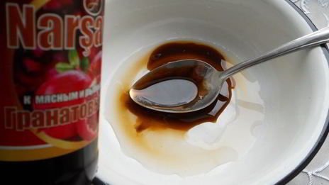 крученая курица в гранатовом соусе наршараб жареная на сковороде