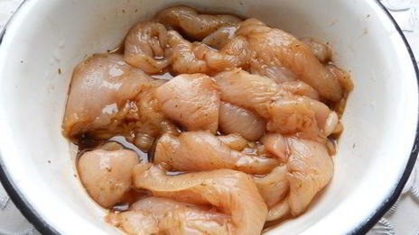 крученая курица в гранатовом соусе наршараб жареная на сковороде