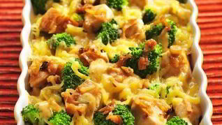 Куриное филе и брокколи, запеченные под сливочным соусом