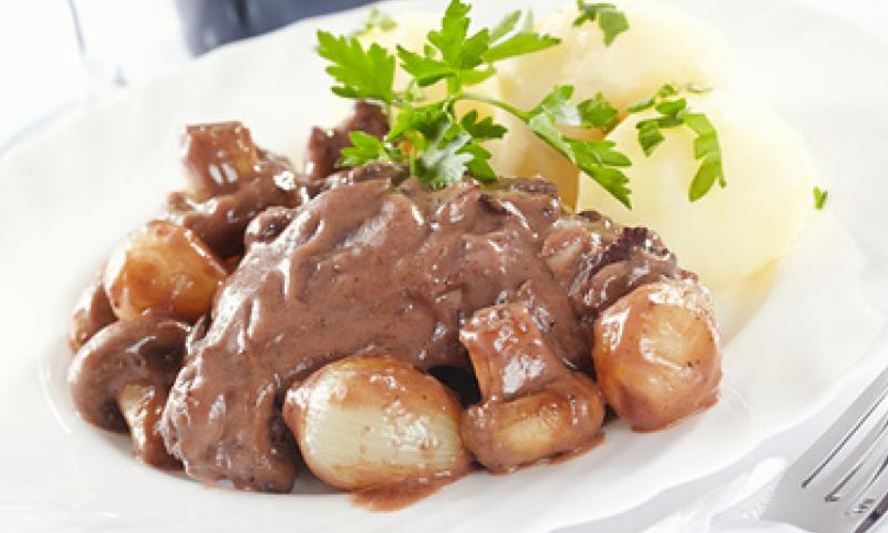 Рецепт куриных бедрышек в красном вине с луком, грибами и беконом