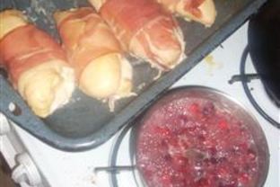 Куриные грудки в пармской ветчине с клюквенным соусом