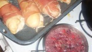 Куриные грудки в пармской ветчине с клюквенным соусом