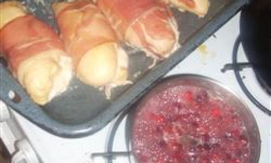 Рецепт куриных грудок в пармской ветчине с клюквенным соусом