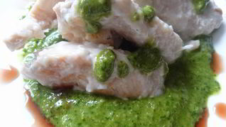 Куриные грудки в сливочно-лимонном креме на подушке из соуса песто