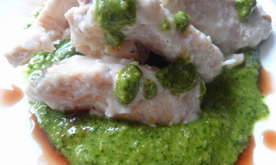 Рецепт куриных грудок в сливочно-лимонном креме на подушке из соуса песто