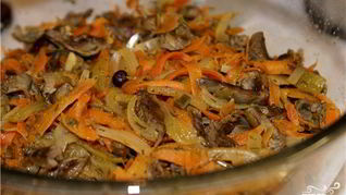 Куриные сердечки с морковью